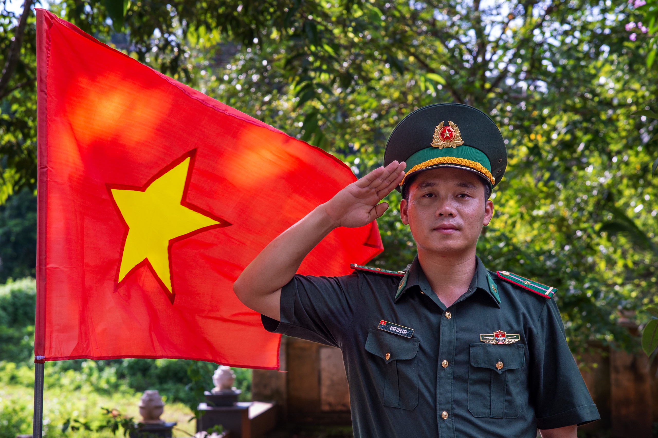 thiêng liêng cờ tổ quốc Nguyễn Quốc Huy
