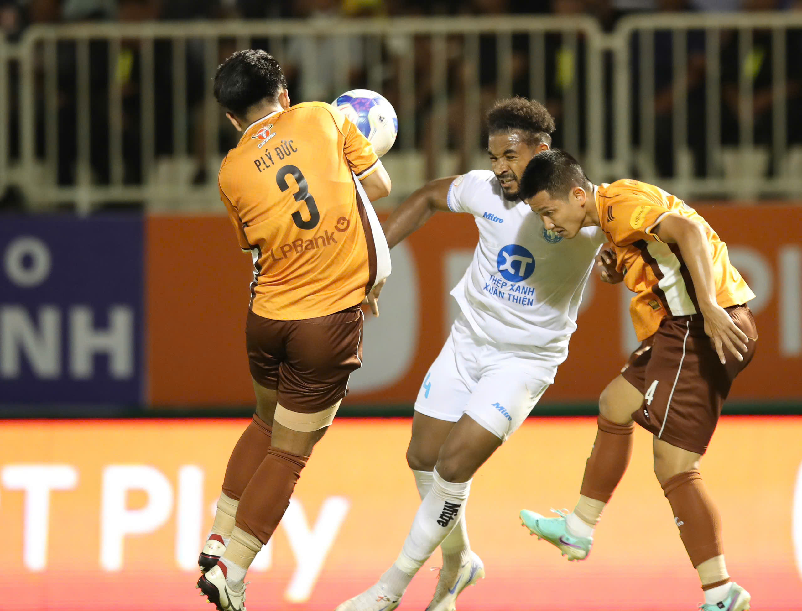 HAGL kiên cường hòa đương kim vô địch V-League- Ảnh 1.