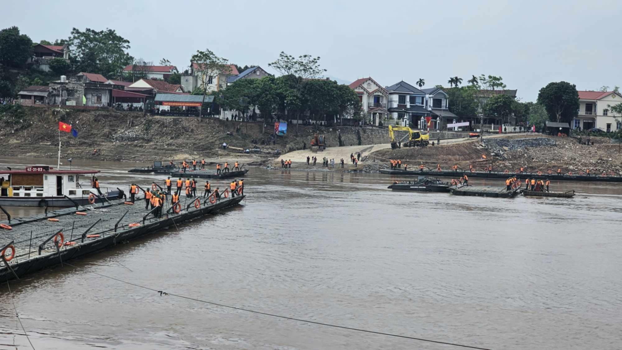Lắp đặt xong cầu phao Phong Ch&acirc;u, th&ocirc;ng xe từ 30-9- Ảnh 3.