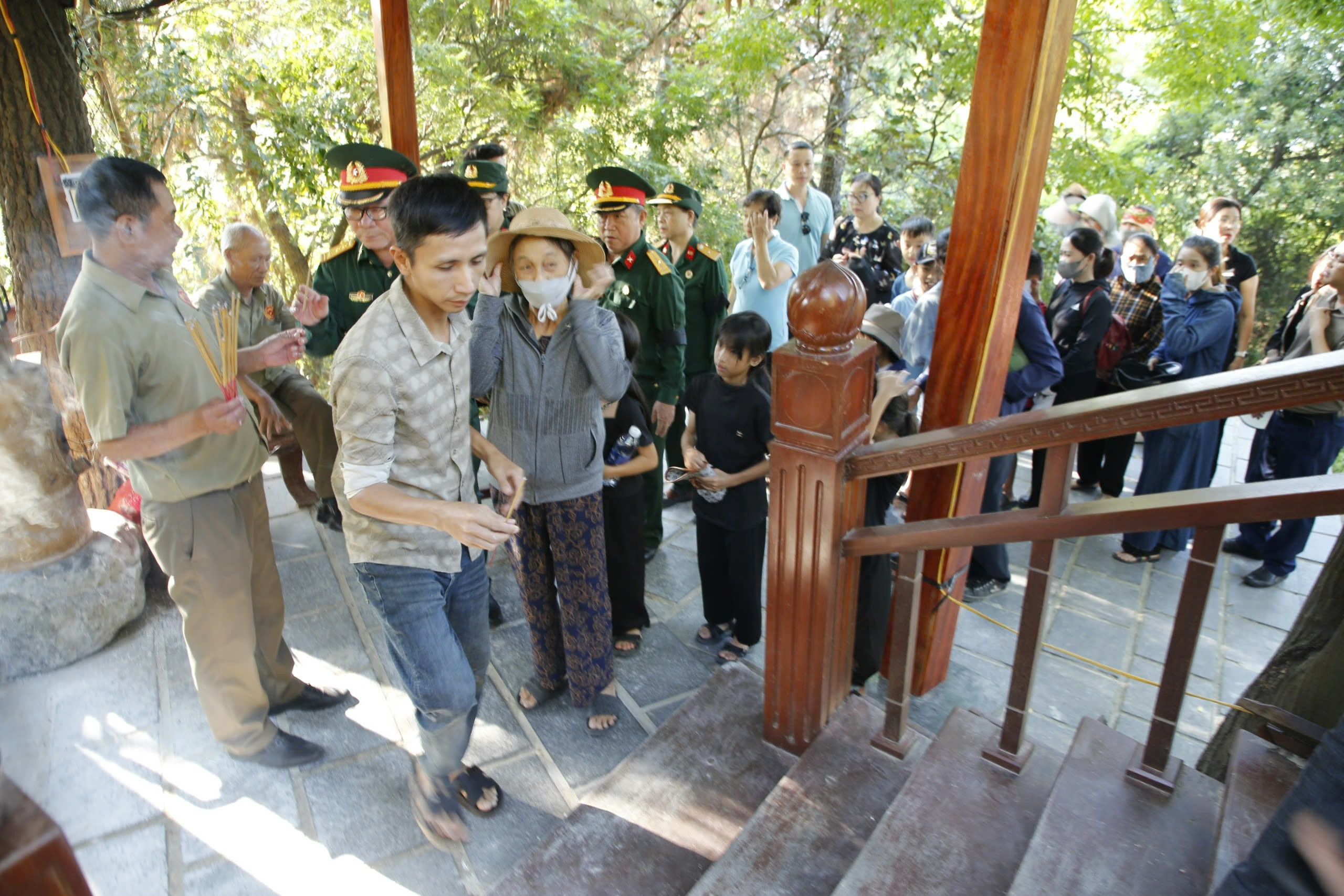 H&igrave;nh ảnh x&uacute;c động tại Lễ an t&aacute;ng phu nh&acirc;n Đại tướng V&otilde; Nguy&ecirc;n Gi&aacute;p tại Vũng Ch&ugrave;a - Đảo Yến- Ảnh 15.