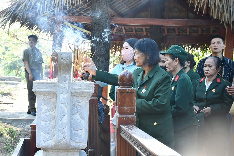 H&igrave;nh ảnh x&uacute;c động tại Lễ an t&aacute;ng phu nh&acirc;n Đại tướng V&otilde; Nguy&ecirc;n Gi&aacute;p tại Vũng Ch&ugrave;a - Đảo Yến- Ảnh 5.