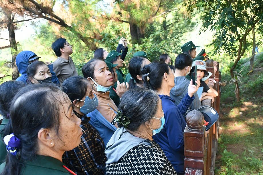 H&igrave;nh ảnh x&uacute;c động tại Lễ an t&aacute;ng phu nh&acirc;n Đại tướng V&otilde; Nguy&ecirc;n Gi&aacute;p tại Vũng Ch&ugrave;a - Đảo Yến- Ảnh 6.