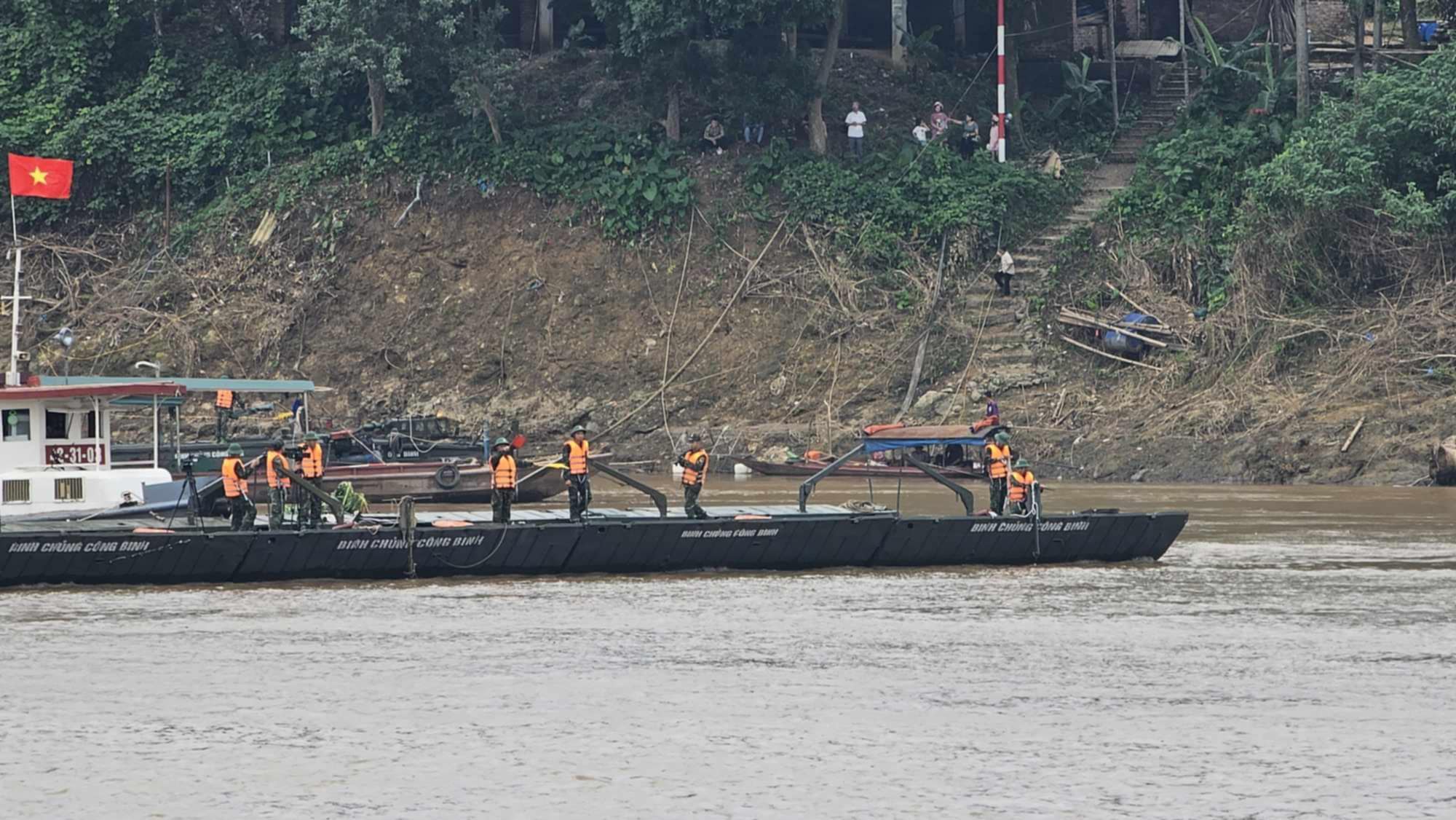 Lắp đặt xong cầu phao Phong Ch&acirc;u, th&ocirc;ng xe từ 30-9- Ảnh 6.