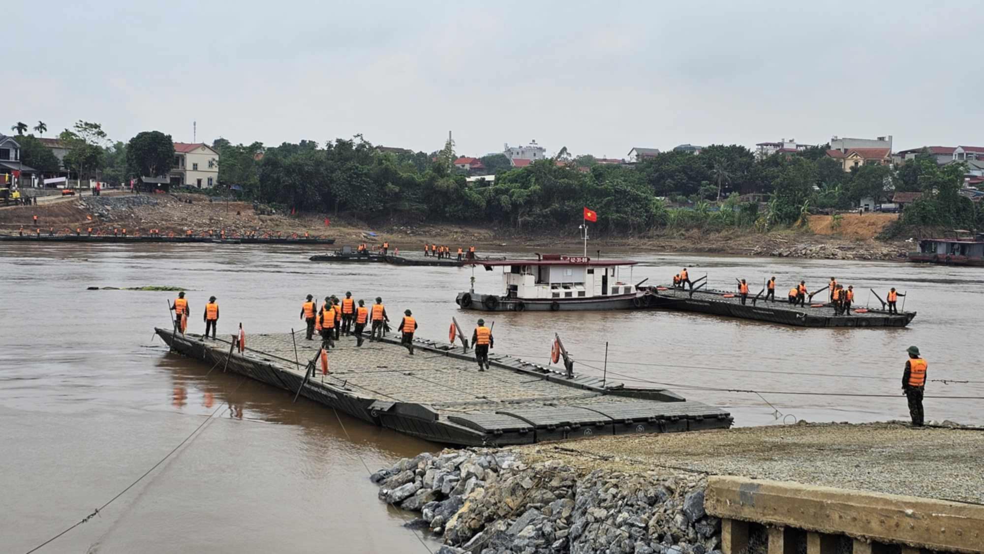 Lắp đặt xong cầu phao Phong Ch&acirc;u, th&ocirc;ng xe từ 30-9- Ảnh 1.
