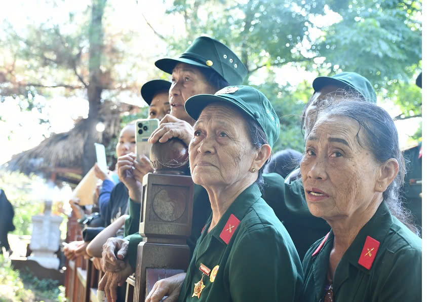 H&igrave;nh ảnh x&uacute;c động tại Lễ an t&aacute;ng phu nh&acirc;n Đại tướng V&otilde; Nguy&ecirc;n Gi&aacute;p tại Vũng Ch&ugrave;a - Đảo Yến- Ảnh 8.