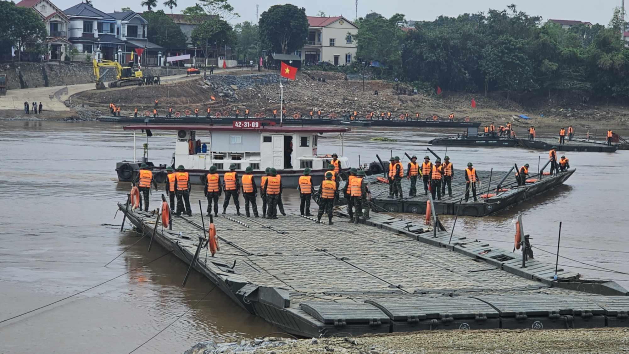 Lắp đặt xong cầu phao Phong Ch&acirc;u, th&ocirc;ng xe từ 30-9- Ảnh 4.