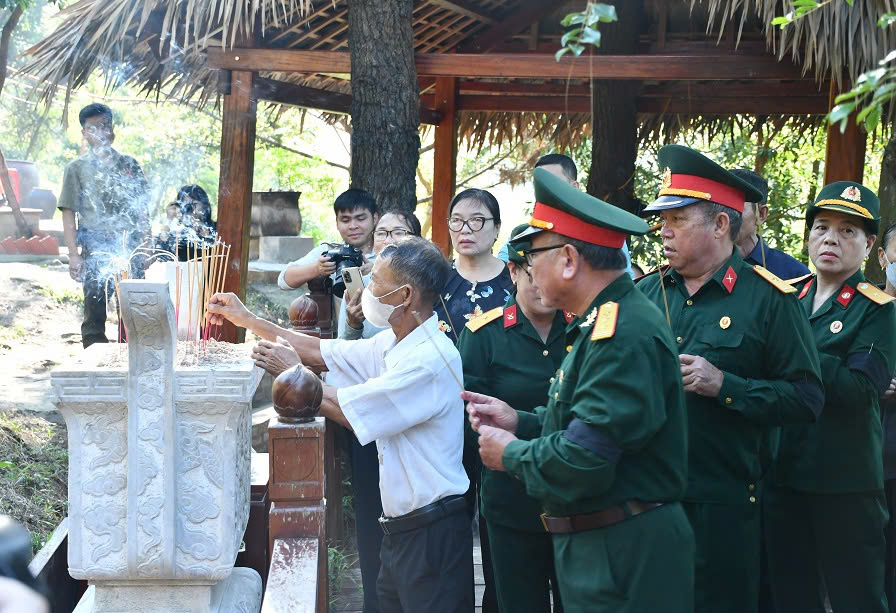 H&igrave;nh ảnh x&uacute;c động tại Lễ an t&aacute;ng phu nh&acirc;n Đại tướng V&otilde; Nguy&ecirc;n Gi&aacute;p tại Vũng Ch&ugrave;a - Đảo Yến- Ảnh 10.