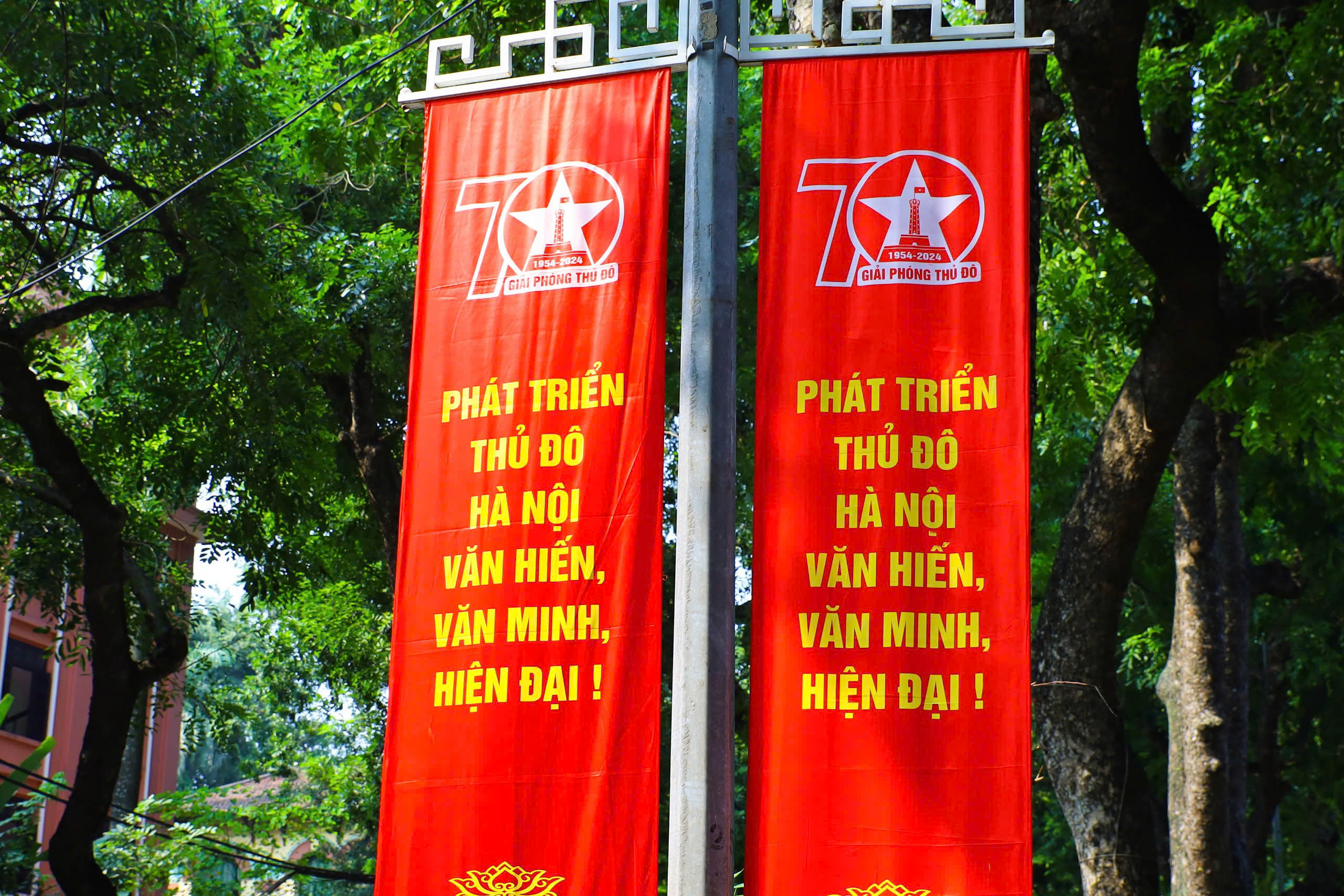 Hà Nội rực rỡ chào mừng kỷ niệm 70 năm ngày Giải phóng Thủ Đô- Ảnh 4.