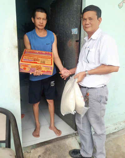 Đại diện địa phương trao qu&agrave; hỗ trợ  anh Nguyễn Th&agrave;nh Nam