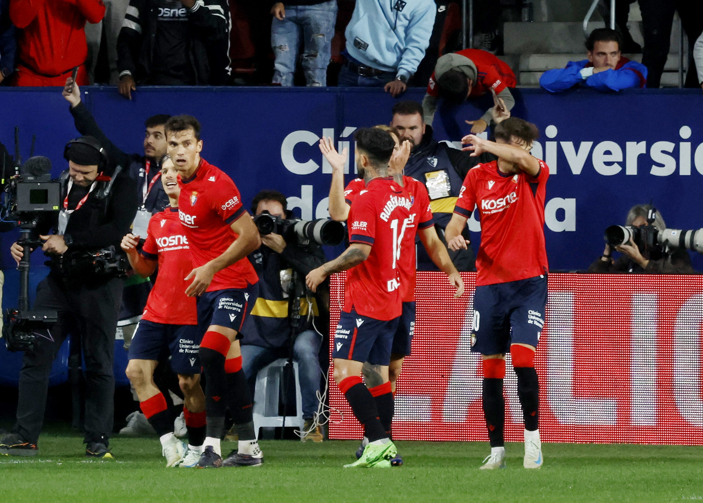 Osasuna hạ gục Barcelona, La Liga choáng váng - Ảnh 3.
