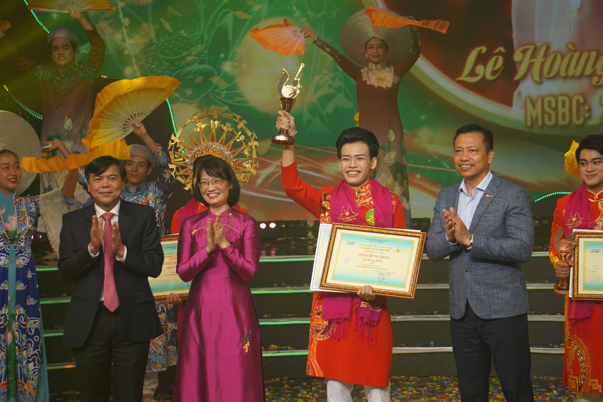 Th&iacute; sinh L&ecirc; Ho&agrave;ng Nghi đoạt giải Chu&ocirc;ng v&agrave;ng vọng cổ lần thứ 19 &ndash; năm 2024- Ảnh 1.
