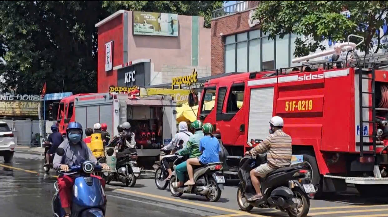 Ch&aacute;y nh&agrave; 3 tầng ở quận T&acirc;n Ph&uacute;, 2 người kịp tho&aacute;t nạn- Ảnh 1.