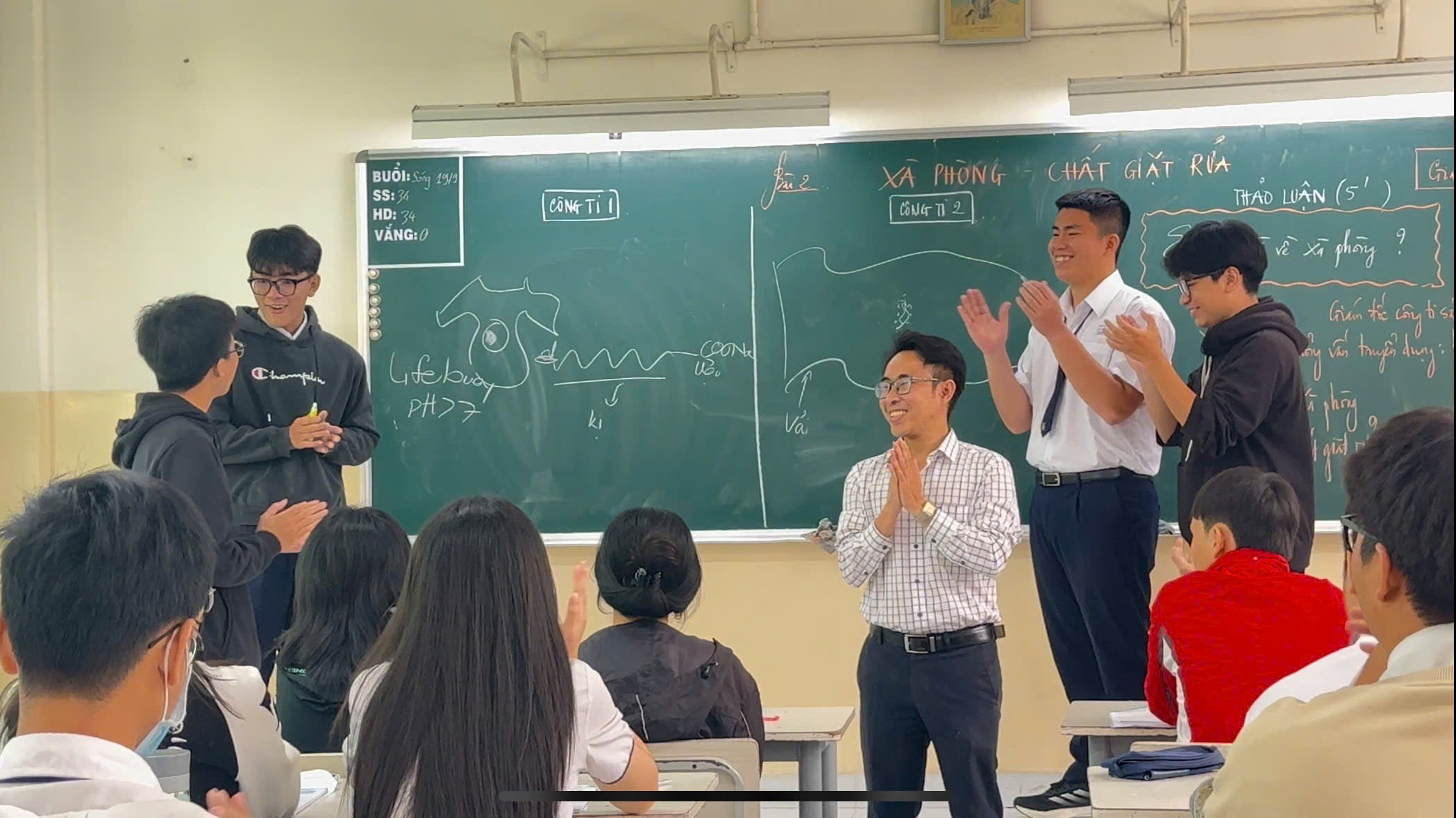 Chật vật với chương tr&igrave;nh gi&aacute;o dục phổ th&ocirc;ng mới- Ảnh 1.
