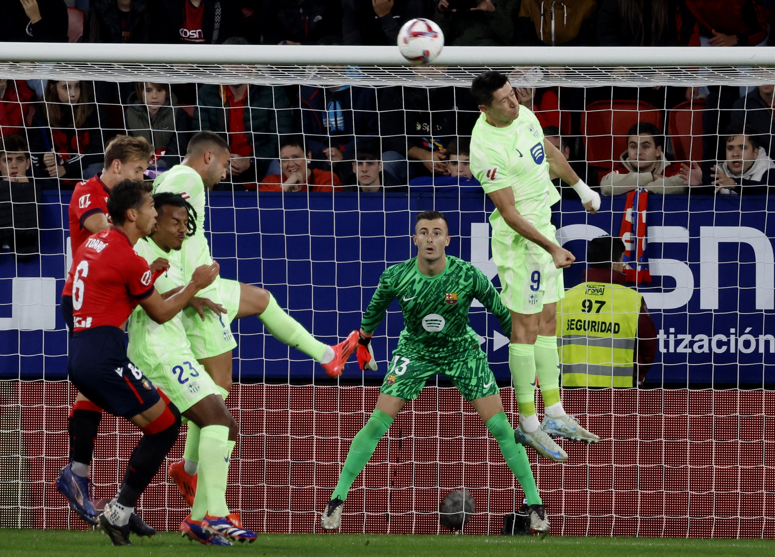 Osasuna hạ gục Barcelona, La Liga choáng váng - Ảnh 1.