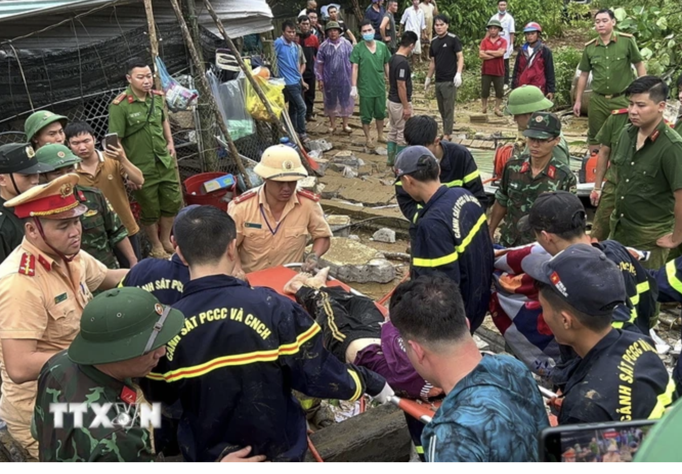 Vụ sạt lở tại H&agrave; Giang: Tập trung cứu chữa nạn nh&acirc;n- Ảnh 1.