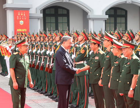 Tổng B&iacute; thư, Chủ tịch nước T&ocirc; L&acirc;m với l&atilde;nh đạo Bộ Quốc ph&ograve;ng v&agrave; c&aacute;n bộ, chỉ huy Tổng cục T&igrave;nh b&aacute;o quốc ph&ograve;ng Ảnh: TTXVN