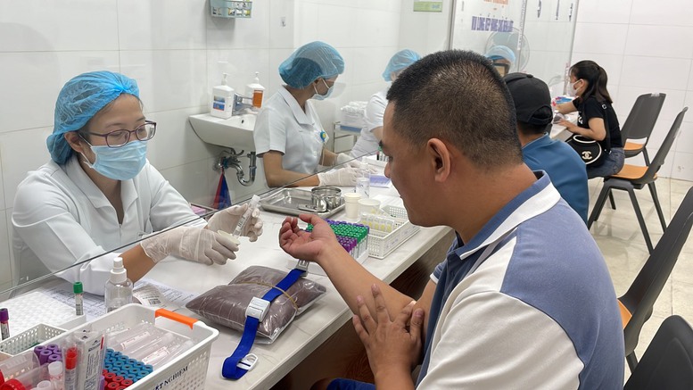 Loạt giải ph&aacute;p nhằm giảm chi tiền t&uacute;i cho kh&aacute;m chữa bệnh- Ảnh 1.