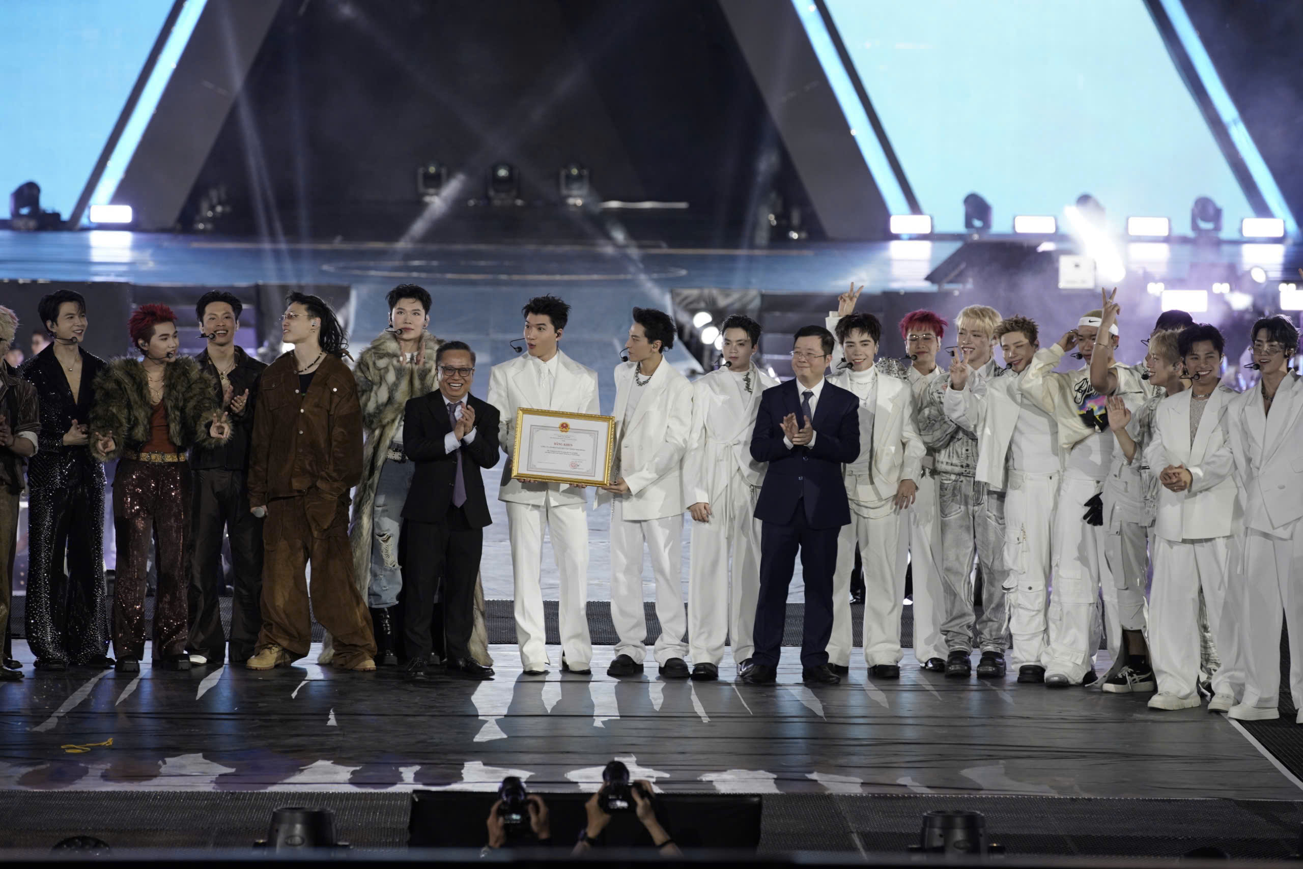 Hơn 20.000 kh&aacute;n giả cổ vũ nồng nhiệt "Anh trai say hi" Concert 2024- Ảnh 2.
