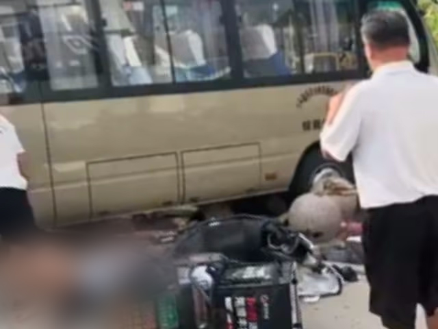 Trung Quốc: Xe bu&yacute;t lao v&agrave;o học sinh, phụ huynh, g&acirc;y cảnh tượng kinh ho&agrave;ng- Ảnh 1.