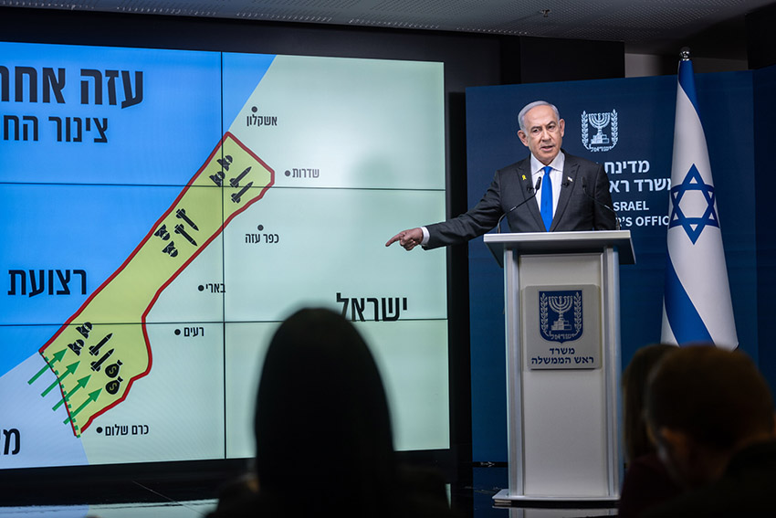 Thủ tướng Benjamin Netanyahu giải th&iacute;ch về tầm quan trọng của H&agrave;nh lang Philadelphi trong cuộc họp b&aacute;o tối 2-9  Ảnh: FLASH90