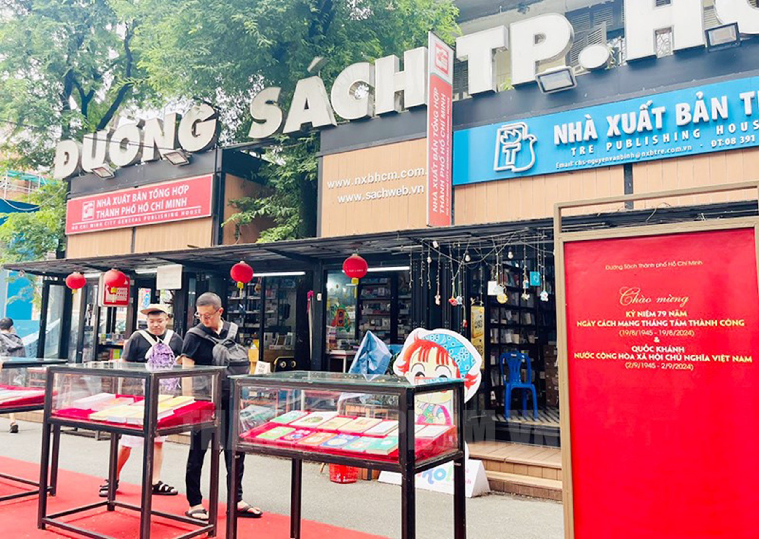Đường s&aacute;ch TP HCM giới thiệu, trưng b&agrave;y nhiều t&aacute;c phẩm lịch sử c&aacute;ch mạng- Ảnh 1.