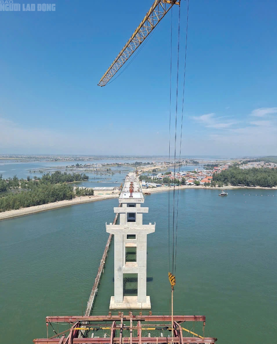 Nỗ lực thi công đại dự án cầu vượt cửa biển lớn nhất miền Trung - Ảnh 7.