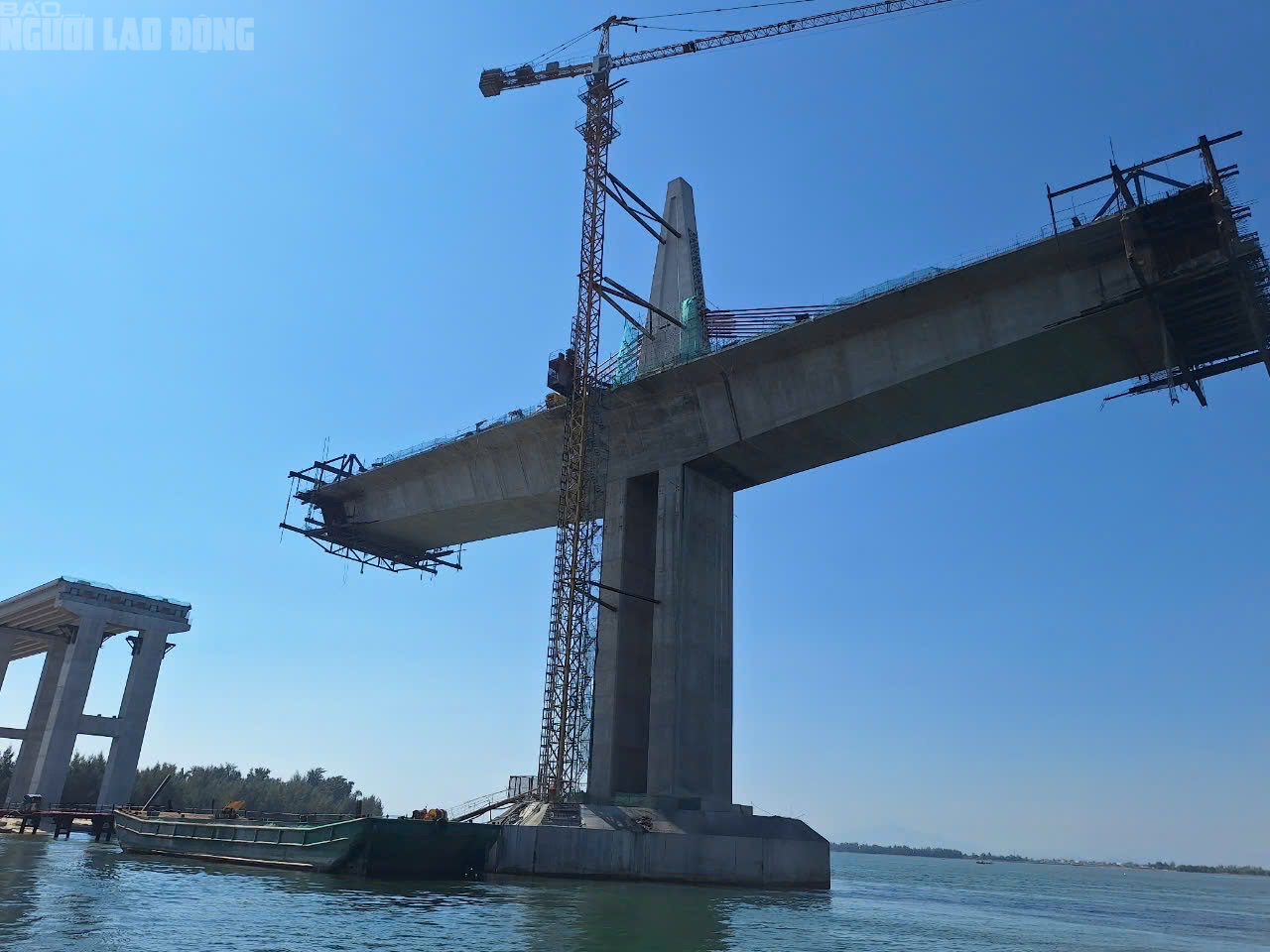 Nỗ lực thi công đại dự án cầu vượt cửa biển lớn nhất miền Trung - Ảnh 8.