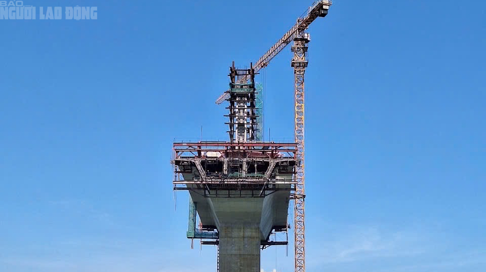 Nỗ lực thi công đại dự án cầu vượt cửa biển lớn nhất miền Trung - Ảnh 9.