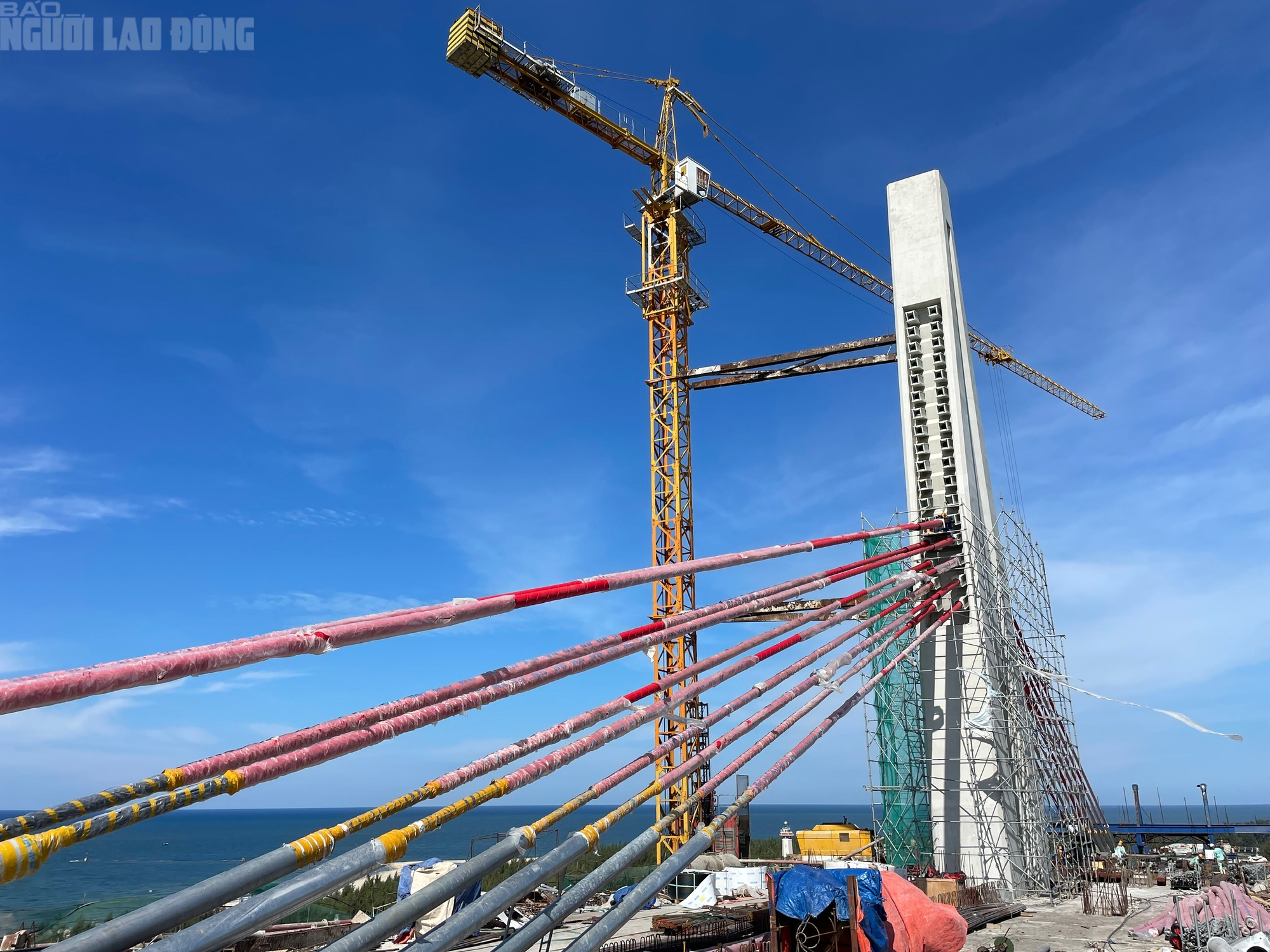 Nỗ lực thi công đại dự án cầu vượt cửa biển lớn nhất miền Trung - Ảnh 1.