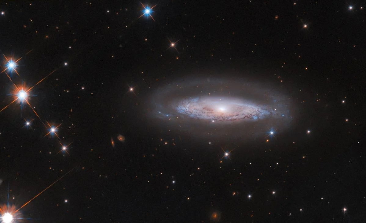 NASA/ESA tung ảnh "vua qu&aacute;i vật" trọng lượng 65 triệu Mặt Trời- Ảnh 1.