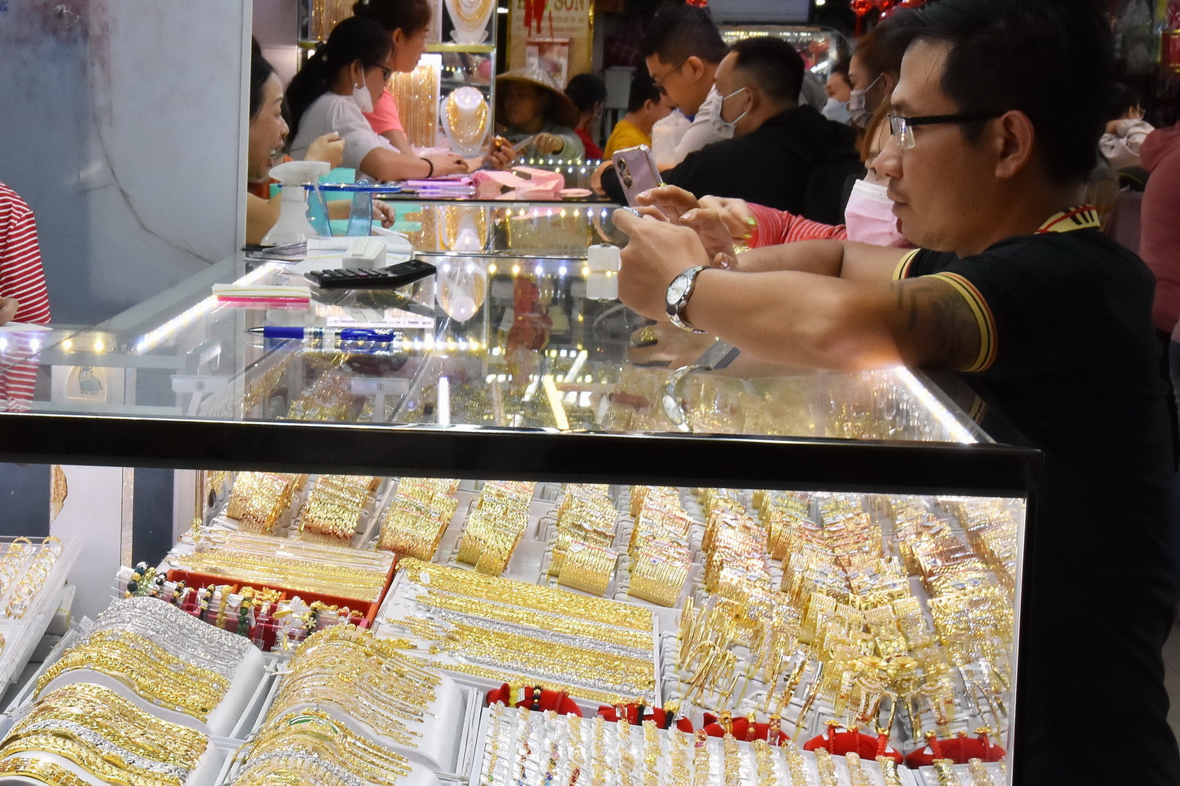 Gi&aacute; v&agrave;ng h&ocirc;m nay, 4-9: Nhiều yếu tố g&acirc;y bất ngờ- Ảnh 1.