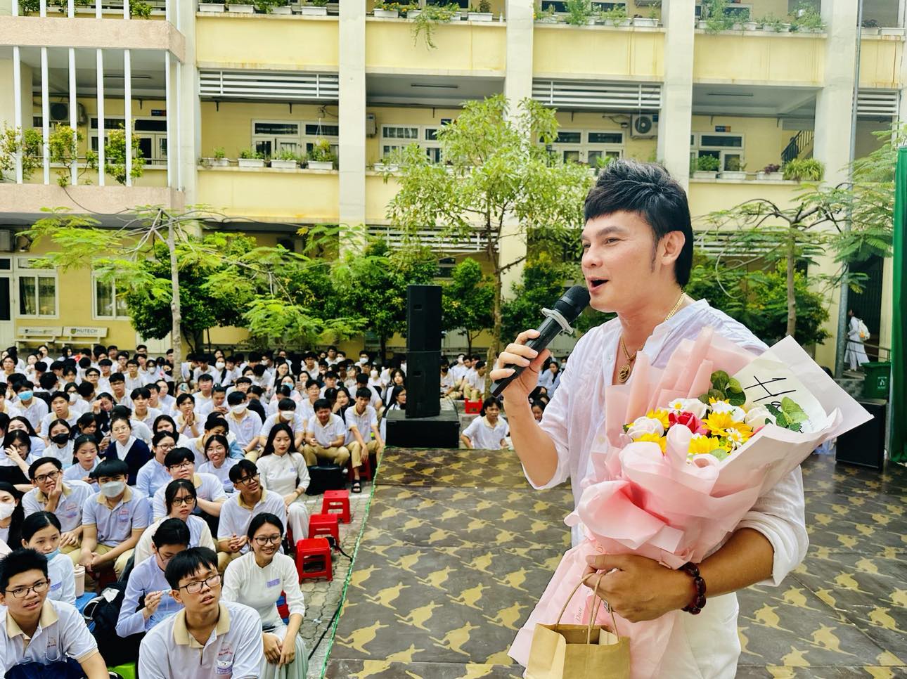 NSƯT Kim Tiểu Long, Đông Quân với "Sân khấu học đường"- Ảnh 1.