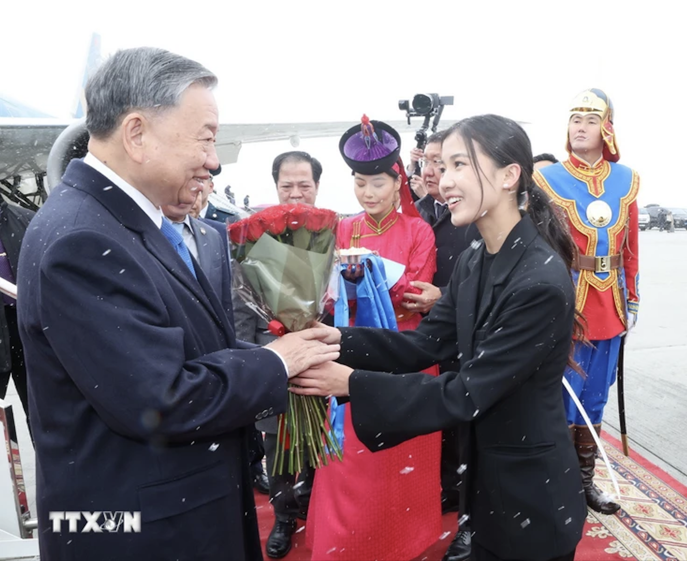 Tổng B&iacute; thư, Chủ tịch nước T&ocirc; L&acirc;m tới Ulan Bator bắt đầu thăm cấp Nh&agrave; nước M&ocirc;ng Cổ- Ảnh 4.