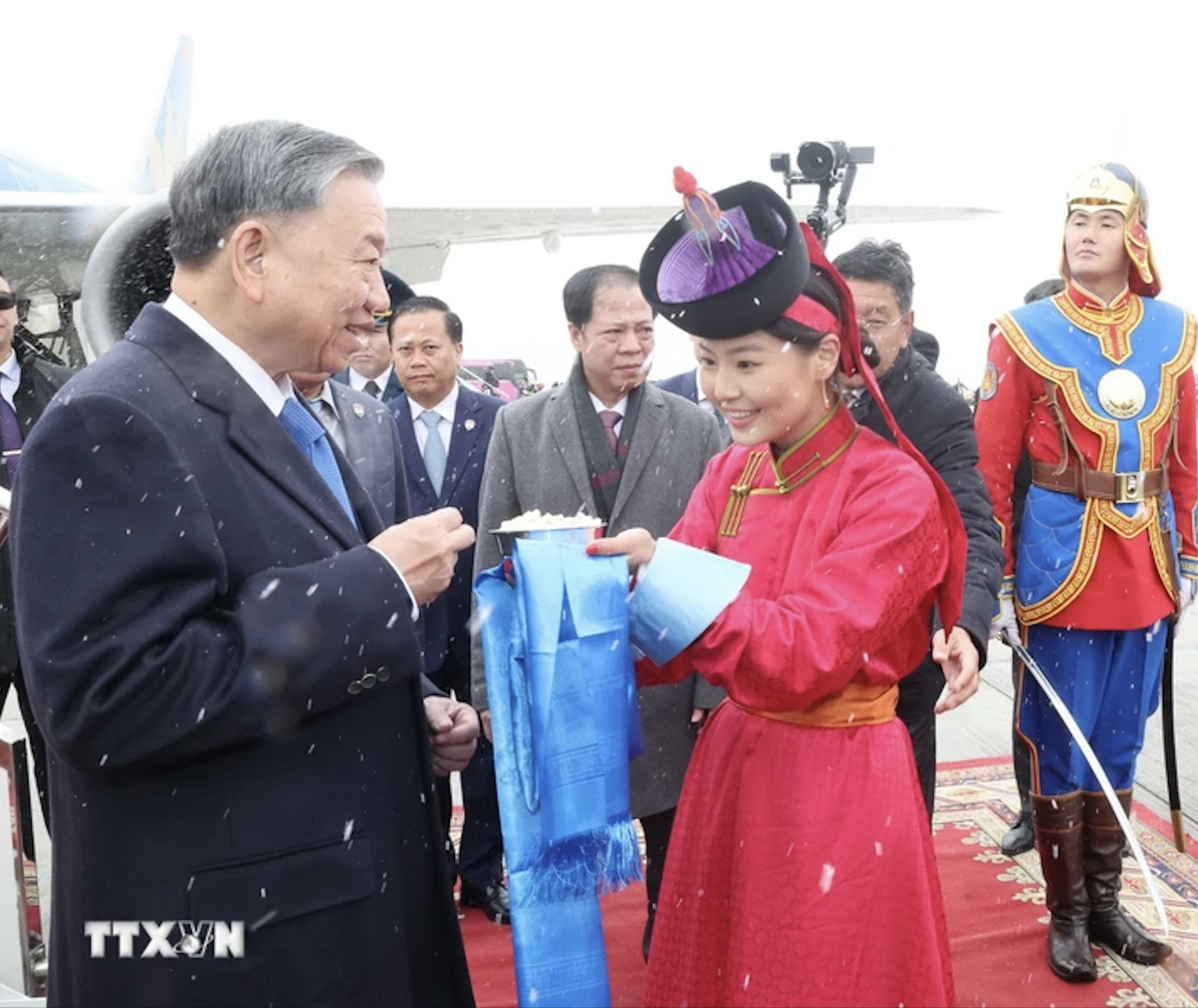 Tổng B&iacute; thư, Chủ tịch nước T&ocirc; L&acirc;m tới Ulan Bator bắt đầu thăm cấp Nh&agrave; nước M&ocirc;ng Cổ- Ảnh 3.