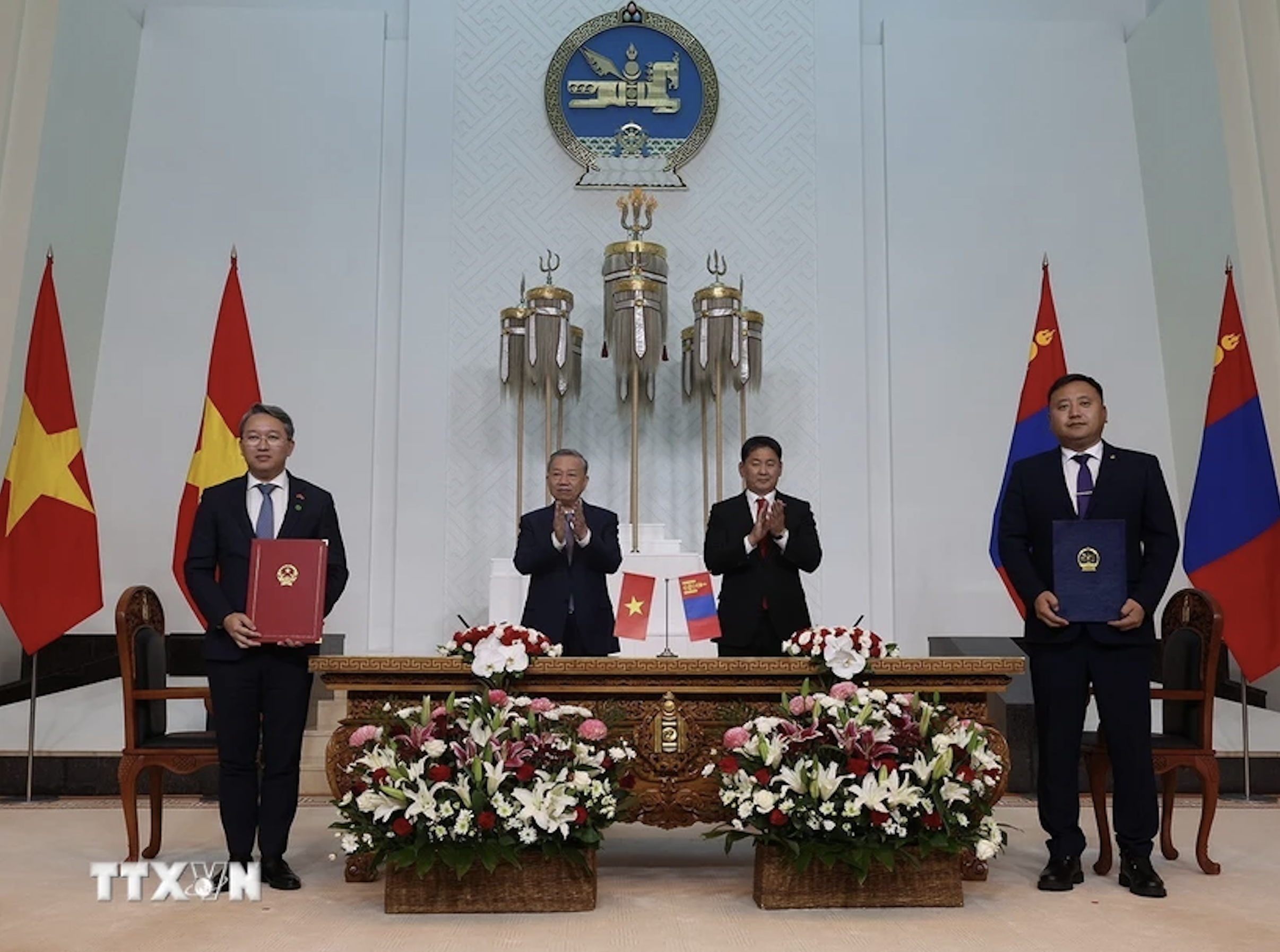 Tổng Bí thư, Chủ tịch nước và Tổng thống Mông Cổ chứng kiến ký 7 văn kiện hợp tác- Ảnh 2.