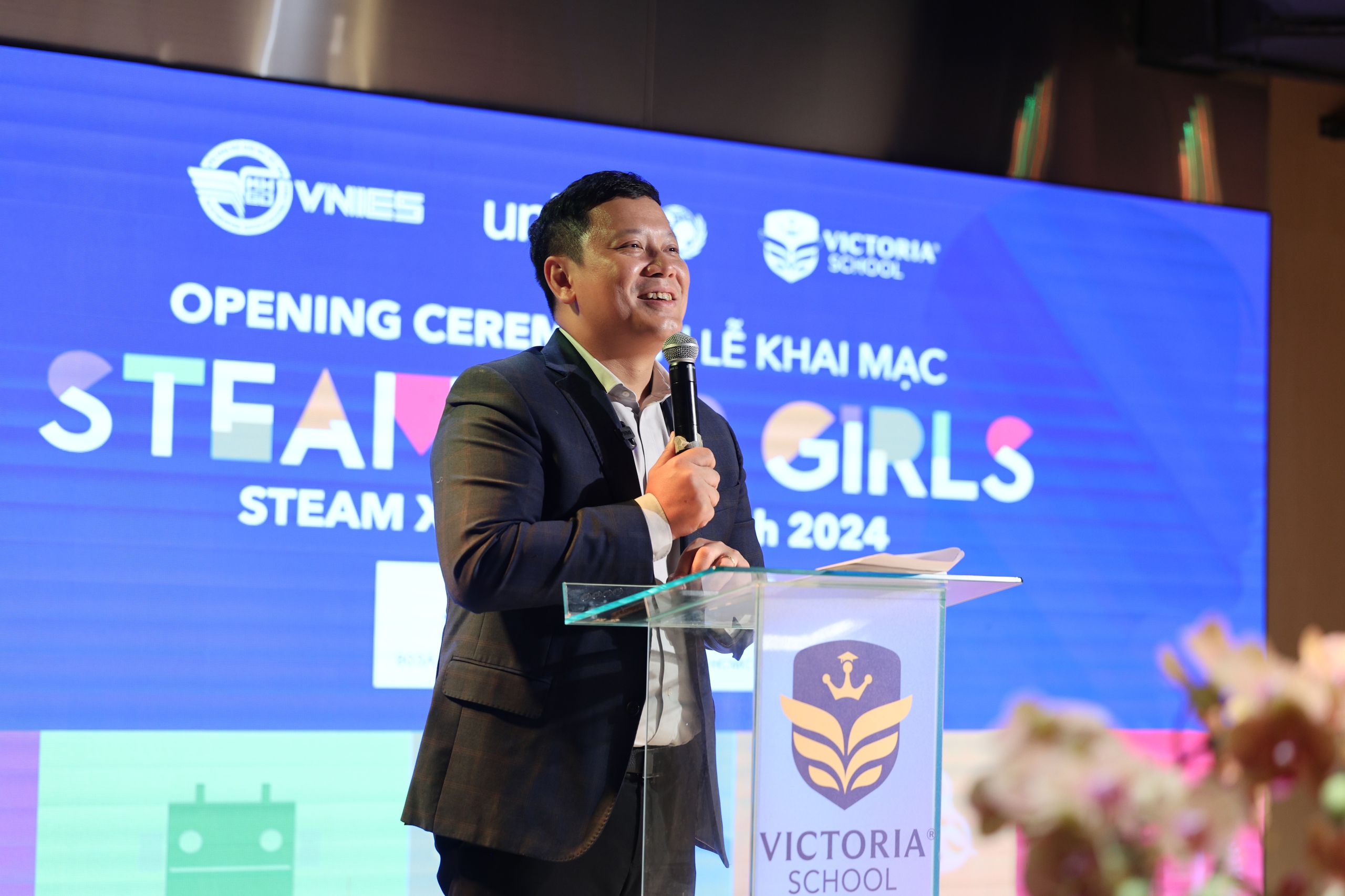 GS.TS L&ecirc; Anh Vinh truyền động lực cho c&aacute;c th&iacute; sinh qua c&acirc;u chuyện của c&aacute;c nữ nh&agrave; khoa học th&agrave;nh c&ocirc;ng