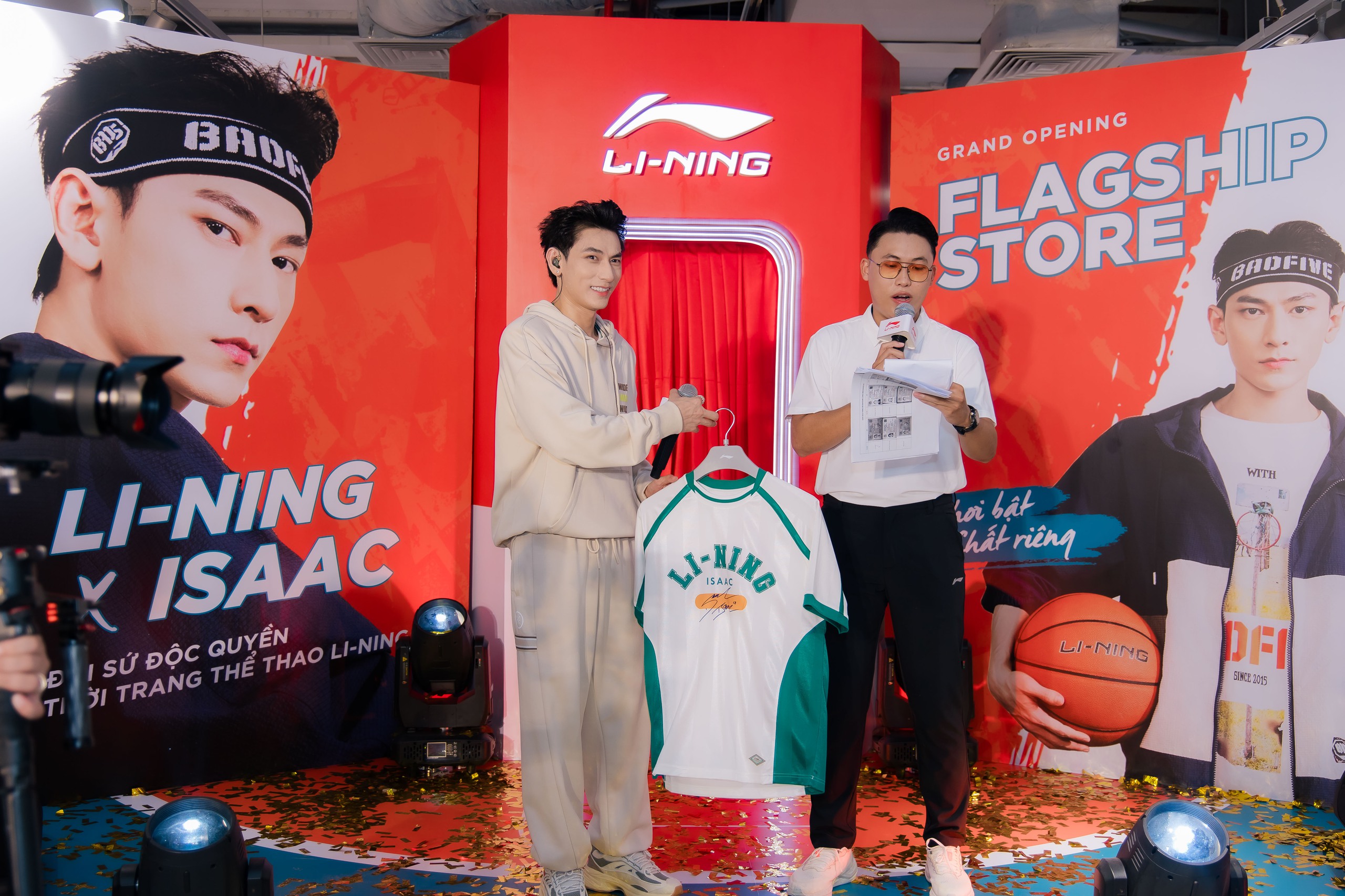 Ca sĩ Isaac đồng h&agrave;nh với thương hiệu thể thao- Ảnh 1.