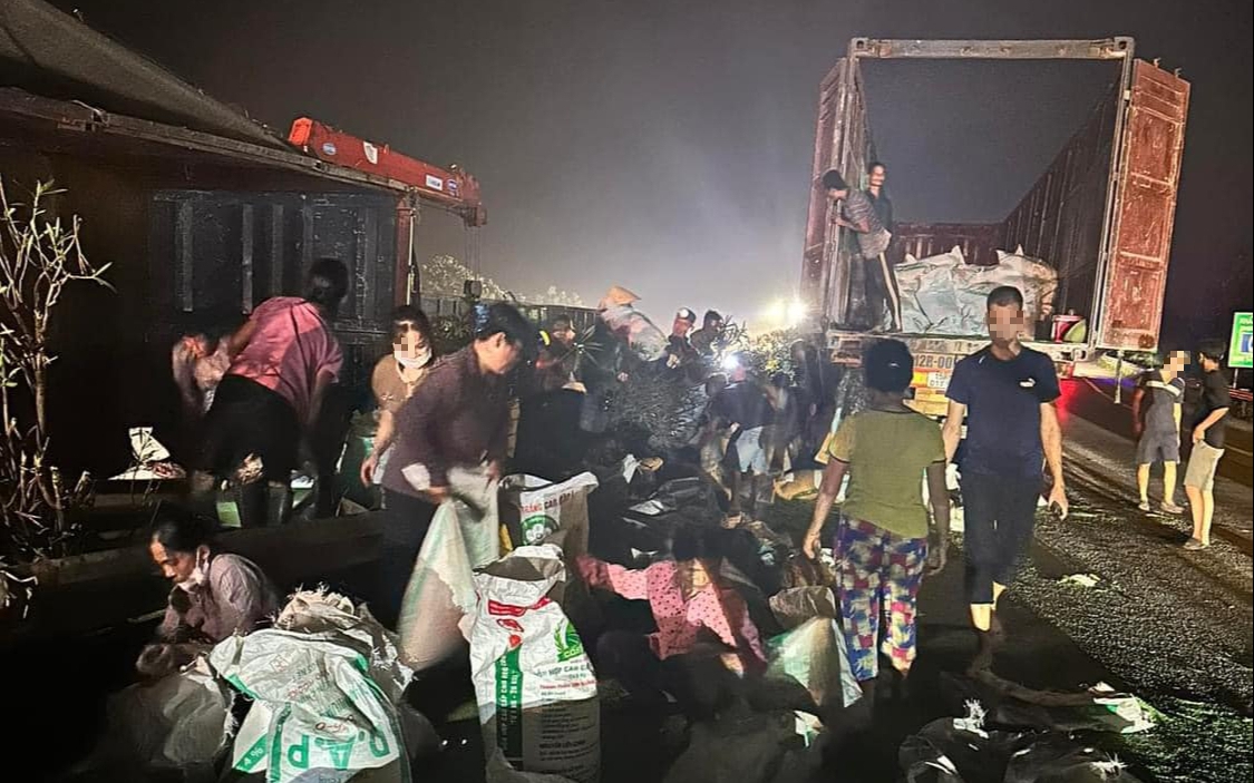 Xác minh thông tin người dân "hôi của" xe tải gặp nạn trên đường cao tốc Nội Bài - Lào Cai
