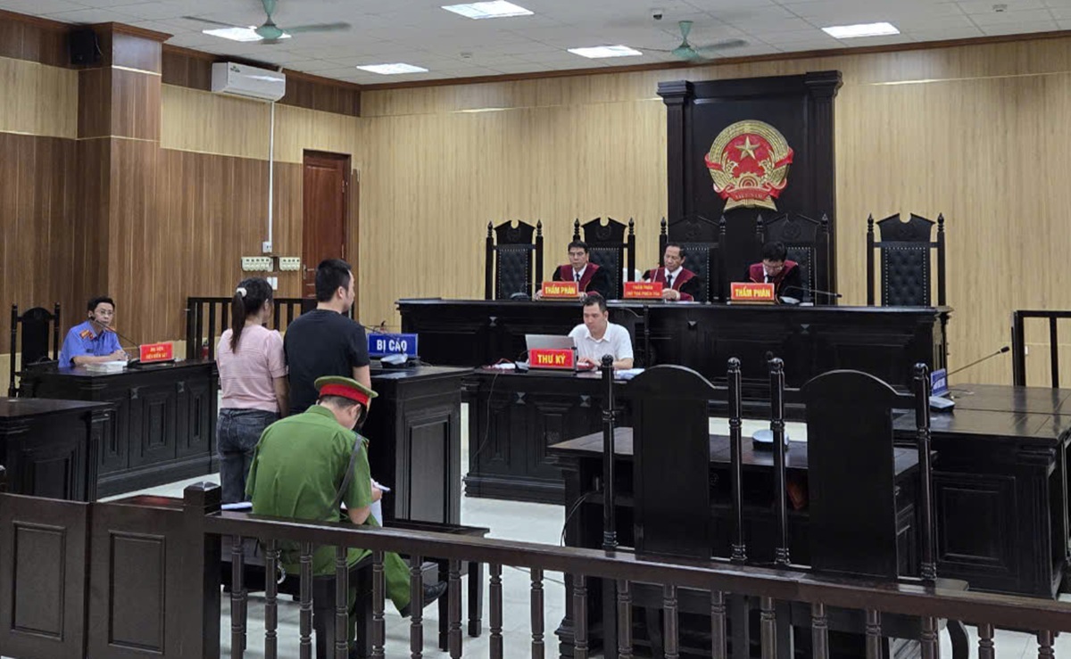 Cặp vợ chồng c&ugrave;ng chở g&aacute;i đi b&aacute;n d&acirc;m cho 2 nam thiếu ni&ecirc;n- Ảnh 1.