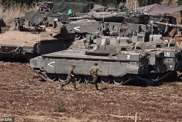 "H&agrave;ng trăm xe tăng Israel" tập trung dọc bi&ecirc;n giới Lebanon- Ảnh 1.