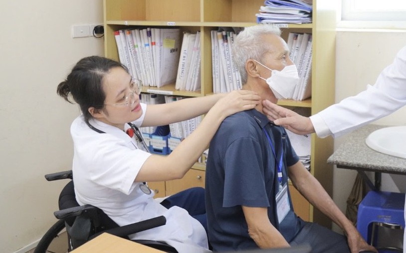 Nữ bác sĩ bị tấm kính rơi trúng người đi làm trở lại trên xe lăn