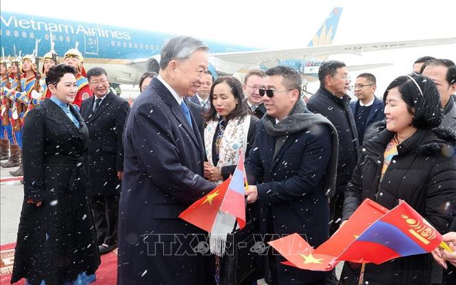 Tổng B&iacute; thư, Chủ tịch nước T&ocirc; L&acirc;m tới Ulan Bator bắt đầu thăm cấp Nh&agrave; nước M&ocirc;ng Cổ