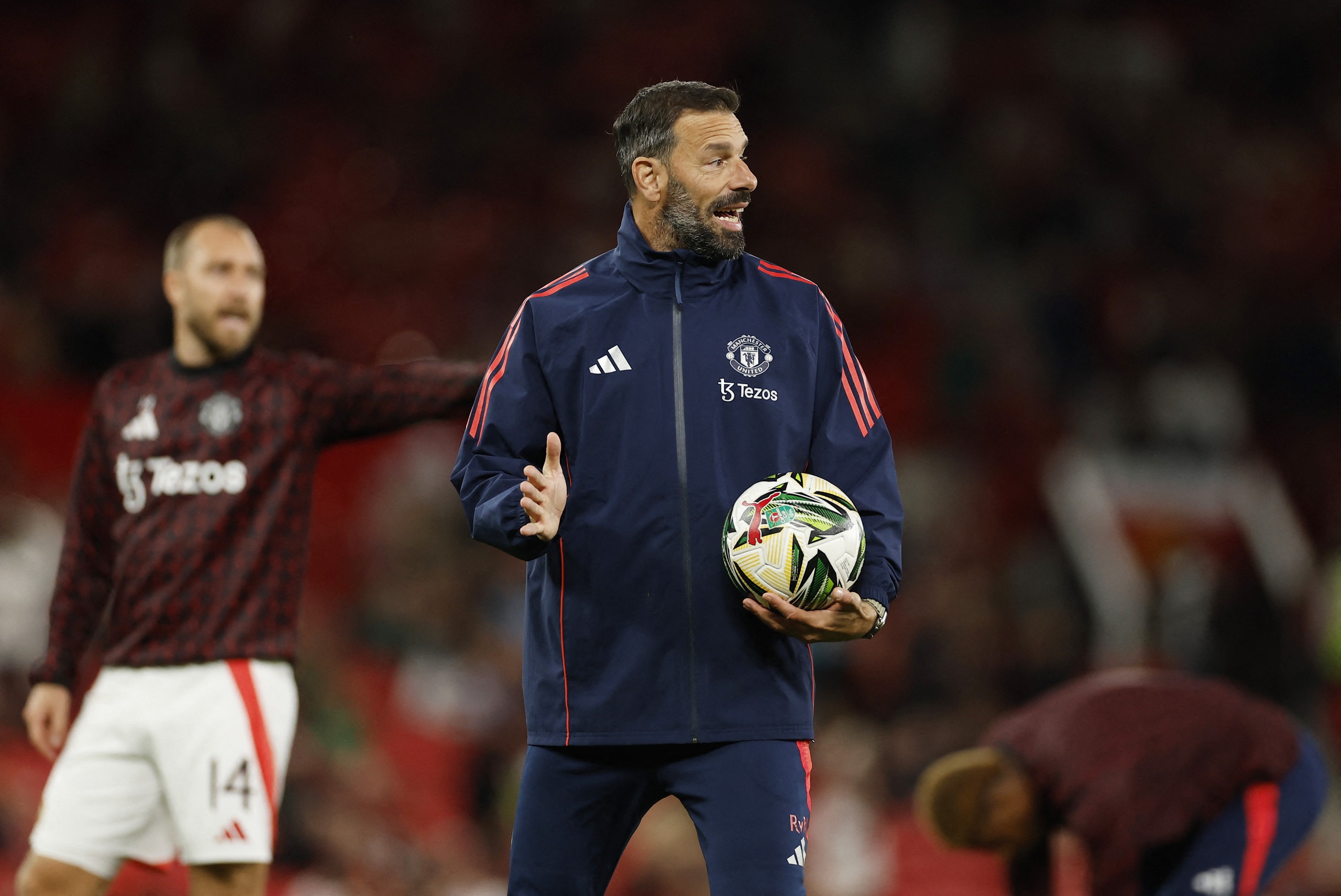 Rộ tin HLV Erik ten Hag sắp mất ghế v&agrave;o tay trợ l&yacute; Van Nistelrooy- Ảnh 7.