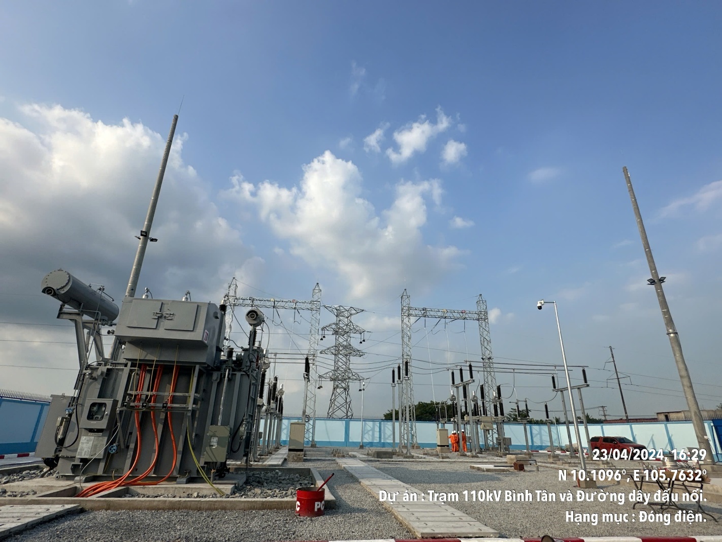 A large power plant with power lines Description automatically generated