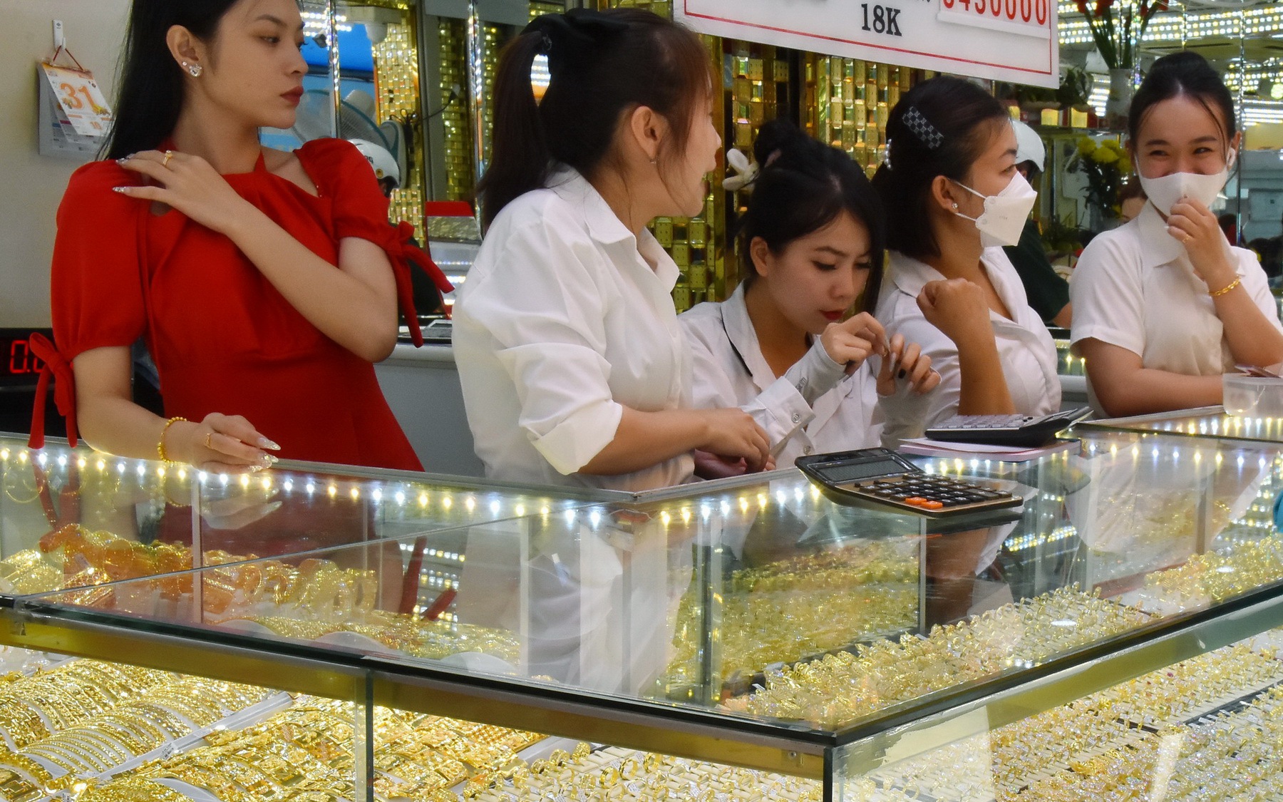 Giá vàng hôm nay, 1-10: Tiếp tục giảm mạnh