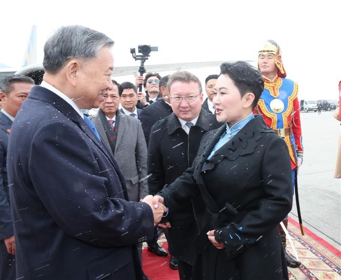 Tổng B&iacute; thư, Chủ tịch nước T&ocirc; L&acirc;m tới Ulan Bator bắt đầu thăm cấp Nh&agrave; nước M&ocirc;ng Cổ- Ảnh 1.