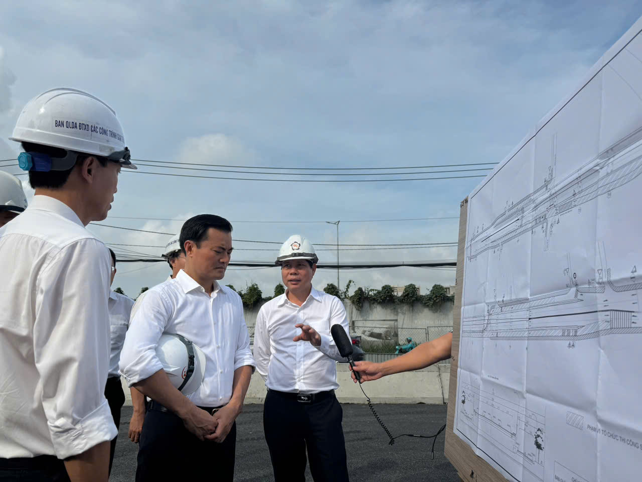 Lãnh đạo TP HCM kiểm tra cầu Nam Lý, chốt lịch thông xe- Ảnh 1.
