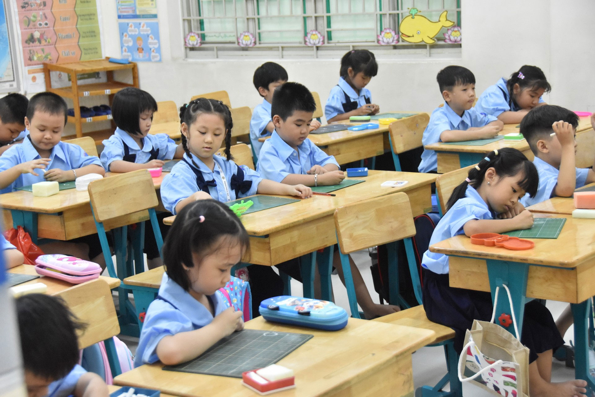 Học sinh lớp một Trường Tiểu học Nguyễn Thi, quận 11, TP HCM v&agrave;o năm học mới. Ảnh: TẤN THẠNH