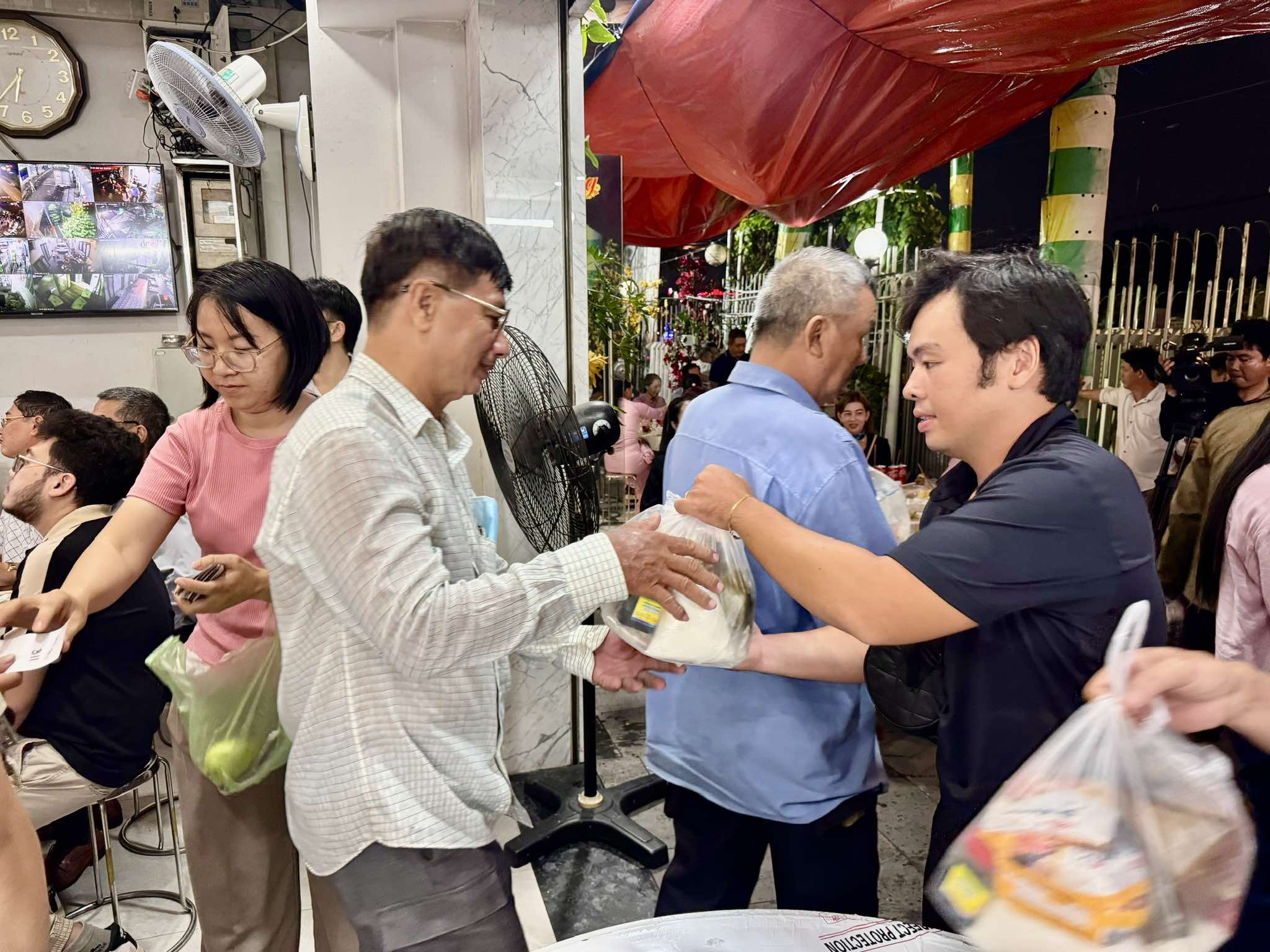 300 phần qu&agrave; trao người ngh&egrave;o trong ng&agrave;y giỗ nh&agrave; thơ Ngọc B&iacute;ch - vợ cố nhạc sĩ Bắc Sơn- Ảnh 3.