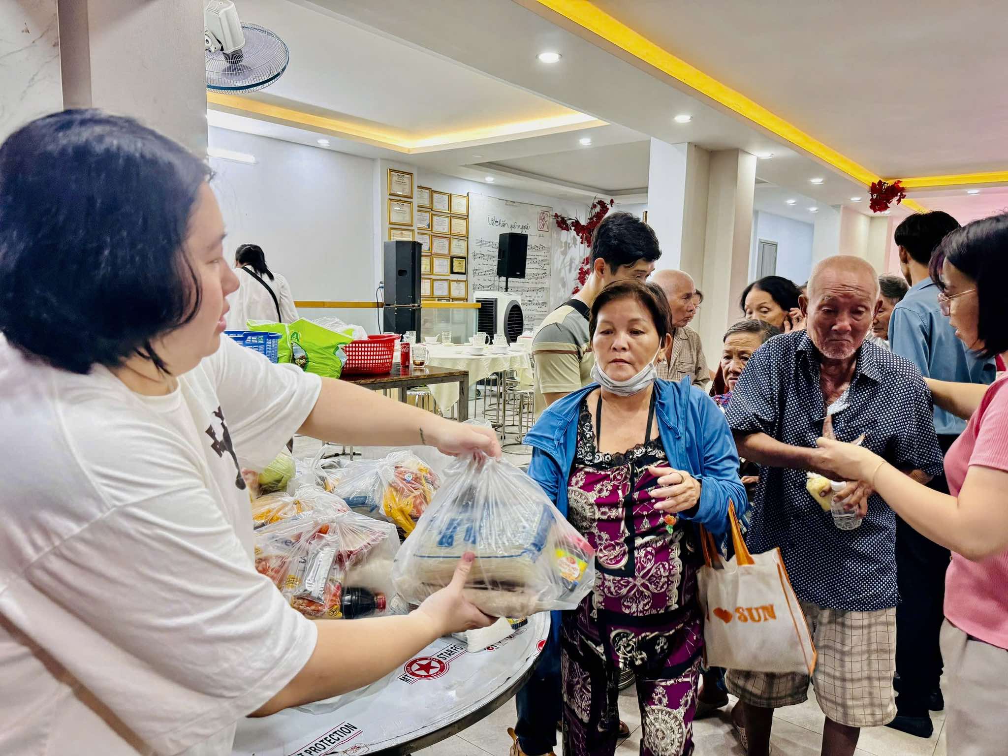 300 phần qu&agrave; trao người ngh&egrave;o trong ng&agrave;y giỗ nh&agrave; thơ Ngọc B&iacute;ch - vợ cố nhạc sĩ Bắc Sơn- Ảnh 1.